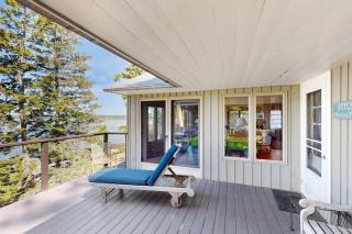 Beachfront Delight with detached guesthouse, private beach access, Dog-friendly - 5