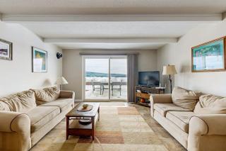 Lakefront condo on the golf course with sweeping views and beach access - 5