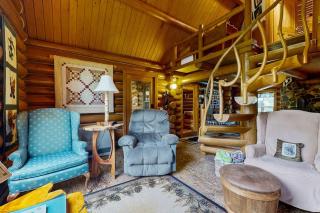 Charming log cabin on 50 acres w/ Kayaks, Row boat, Firepit, Skiing and more - 5