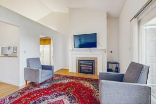 Convenient Dog-Friendly Townhouse w/Bay Views, Fast WiFi, A/C, Gas Grill, & More - 8
