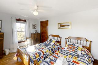 Multi-unit with oar & boat house with private dock & kayaks - 6