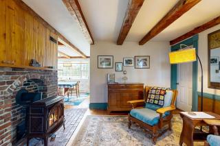 Charming Seaside Cottage with a Gas Fireplace, Spacious Patio, and Nearby Hiking - 6