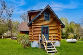 Charming log cabin on 50 acres w/ Kayaks, Row boat, Firepit, Skiing and more - 9