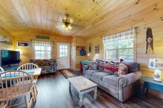 Cozy Cabin with Ocean and Mountain Views, Free Internet - 4