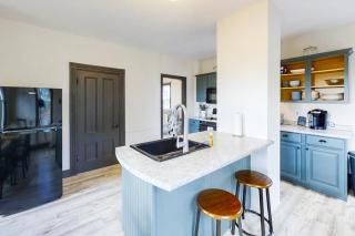Newly Renovated Haven w/ Deck, Walk to Shops, Dining & Marina, Pet friendly - 1