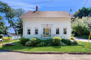 Charming Cape-style House with Panoramic River Views and Modern Amenities - 9
