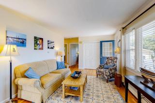 Oceanfront property with 2 homes, firepit & decks - walk to Barrett Park & town - 7