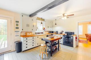 Renovated 19th-Century Farmhouse w/ 270 Feet of Waterfront & Sunset Views - 3