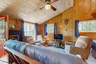 Quiet lakefront cottage with a firepit, private beach, & two kayaks - 5