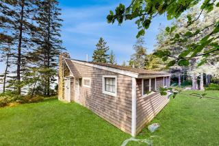 Dog-friendly oceanfront cottage with views - 8