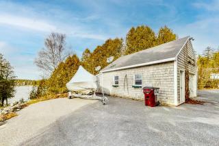 Dory Haven: Cove-front Home with sunroom, screened porch & waterfront yard - 9