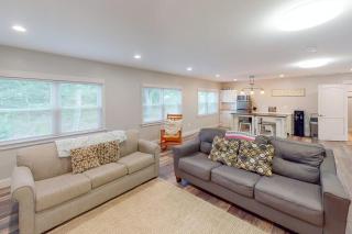 Waterfront home with deck, patio, grill, firepit, Ping-Pong, & WiFi - 8