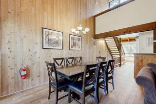 Get to know the great outdoors from this 3-story home with lakefront pool access - 5
