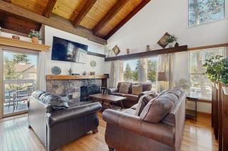 Spacious condo with pool close to beach & casinos - 0