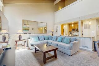 Lake View - 4 Bedroom 3 Bath with Loft Townhome - 7