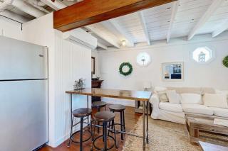 Iconic downtown retreat with firepit & fireplace- walk to Harbor Footbridge - 1