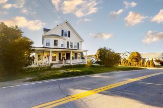 Oceanfront house with dock, kayaks, deck, and gas grill - 9