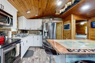 Remodeled Cottage with AC, Private W/D, Full Kitchen, and High-Speed WiFi - 5