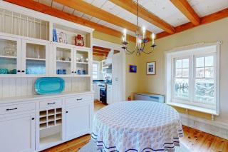 Enchanting Oceanfront Cottage with Breathtaking Views and Modern Comforts - 2
