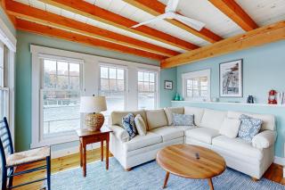 Enchanting Oceanfront Cottage with Breathtaking Views and Modern Comforts - 4