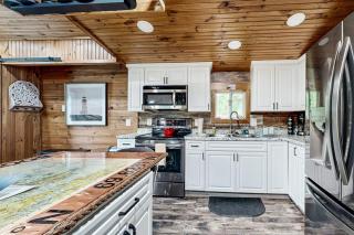 Remodeled Cottage with AC, Private W/D, Full Kitchen, and High-Speed WiFi - 3