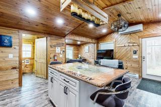 Remodeled Cottage with AC, Private W/D, Full Kitchen, and High-Speed WiFi - 4