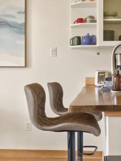 Cedar & Swell - Waterfront Bachelor Condo - 3