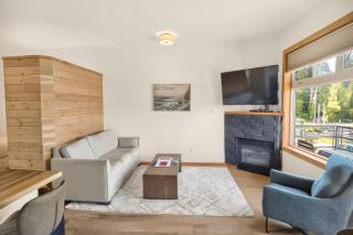 Cedar & Swell - Waterfront Bachelor Condo - 9