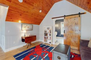 Luxurious waterfront home with deck, firepit, hot tub, fireplace, & pool table - Boothbay - 3
