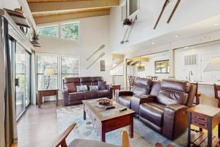 Beautiful townhome with peekaboo lake views pool access and balcony - 0