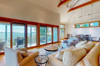 Delightful oceanfront home with amazing views, wrap-around deck & two fireplaces - 8