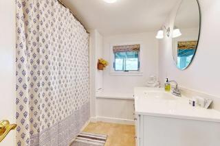 Stunning riverfront home, hot tub, BBQ, and washer & dryer - 7