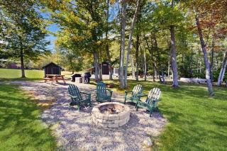 Dog-Friendly Lakefront Cabin with Private Dock, Epic Views of Lake & Mt Kineo - 9