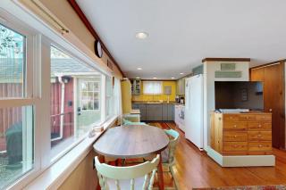 Secluded lakefront cottage great views, dock & boat launch - 9