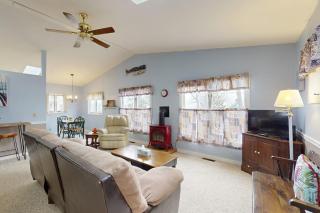 Charming Cottage with Ocean Views, Wifi, and Washer and Dryer - 5