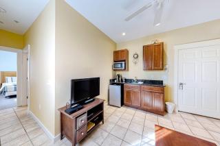 Downtown suite near with water with central AC and shared washer/dryer - 5