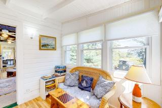 Dog-friendly bay view home - water views - 6