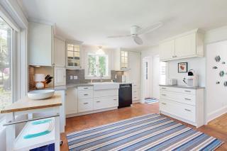 Tranquil Seaside Cottage with Spectacular Views, Wifi & Washer/Dryer - 3