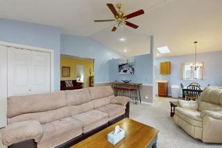 Charming Cottage with Ocean Views, Wifi, and Washer and Dryer - 7