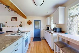 Charming Cottage with Cozy Comfort and Easy Access to Outdoor Adventures - 2
