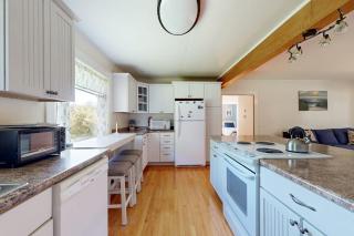 Charming Cottage with Cozy Comfort and Easy Access to Outdoor Adventures - 1