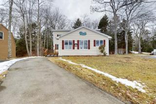 Charming Cottage with Ocean Views, Wifi, and Washer and Dryer - 9