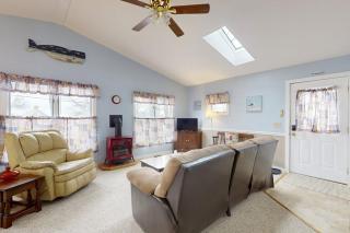 Charming Cottage with Ocean Views, Wifi, and Washer and Dryer - 4