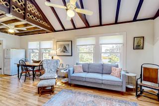 Dog-friendly bay view home - water views - 7