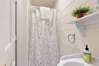 Cozy cottage with fast WiFi & full kitchen - 1 mile to downtown & next to Acadia - 2