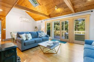 Kinney Cabin: 5-Bedroom Lakefront Home - 1