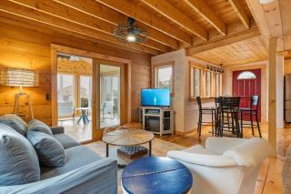 Quarry Village Compound; 4BR + Hot Tub on a workin - 4