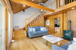 Kinney Cabin: 5-Bedroom Lakefront Home - 2