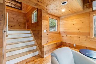 Quarry Village Compound; 4BR + Hot Tub on a workin - 2