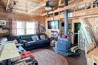Cozy log cabin w/ deck, BBQ grill & outdoor firepit on Lower Wilson Pond - 4